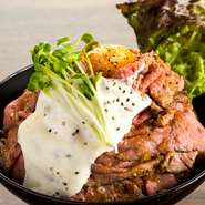 言わずと知れた【RedRock】の看板メニュー。肉だけで味わったり、ごはんを巻いて食べたりと自分好みのアレンジで楽しめます。