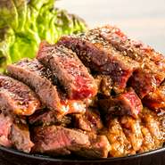 450gという大容量でもしっかりとご飯にもお肉にも味が染み込んでいるので、絶え間なく食べ進められます。