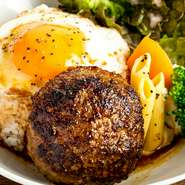 マイルドなソースをたっぷりと絡めていただくハワイアンなメニューです。牛肉の美味しさを違う一面で魅せてくれる逸品。