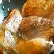 『ローストビーフ』にはオージビーフを、そして『ステーキ』にはワイルドなアメリカ牛を厳選しています。両方に共通しているのは赤身の味の濃さ。メニューごとに開発された秘伝のタレとの相性も抜群です。