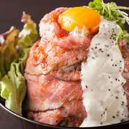 そびえ立つ肉の山を切り崩し、タレと絡むご飯に到達。赤身肉の美味しさを引きだす特製のソースを使用しているので、食べ進めてもさっぱり感が続きます。『ローストビーフ丼』は女性でも、大サイズを完食できるほど。