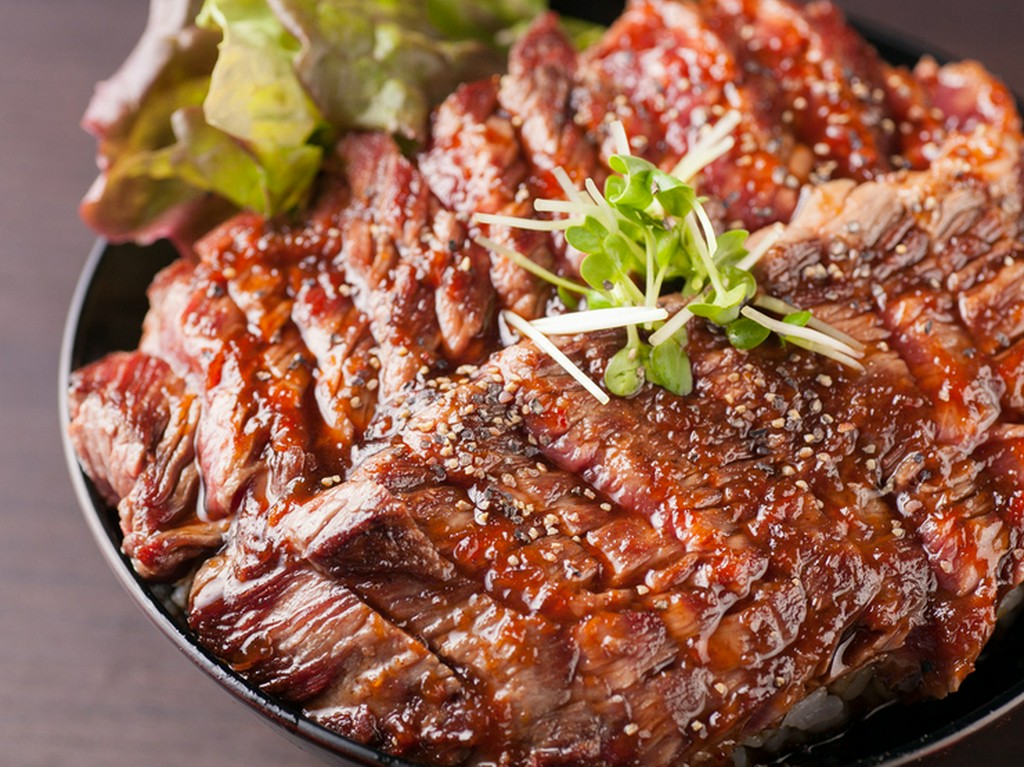 ガッツリとお肉を食べたい時に、ご飯とも相性抜群のタレをたっぷりとかけていただく『ステーキ丼』