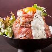 全ての要にあるのはタレ。お肉の下味に使う第一のタレ、そしてご飯との相性抜群の第二のタレ、焼きあがったローストビーフにかける第三のタレの3種類が合わさることにより、絶妙な美味しさを生み出しています。