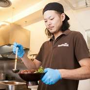 ビジュアルのインパクトを損なわないよう、盛り付けにこだわっています。下準備にも時間をかけ丁寧に対応。「いつもの味」と感じていただけるよう、味付けも細かな部分まで気を付けています。