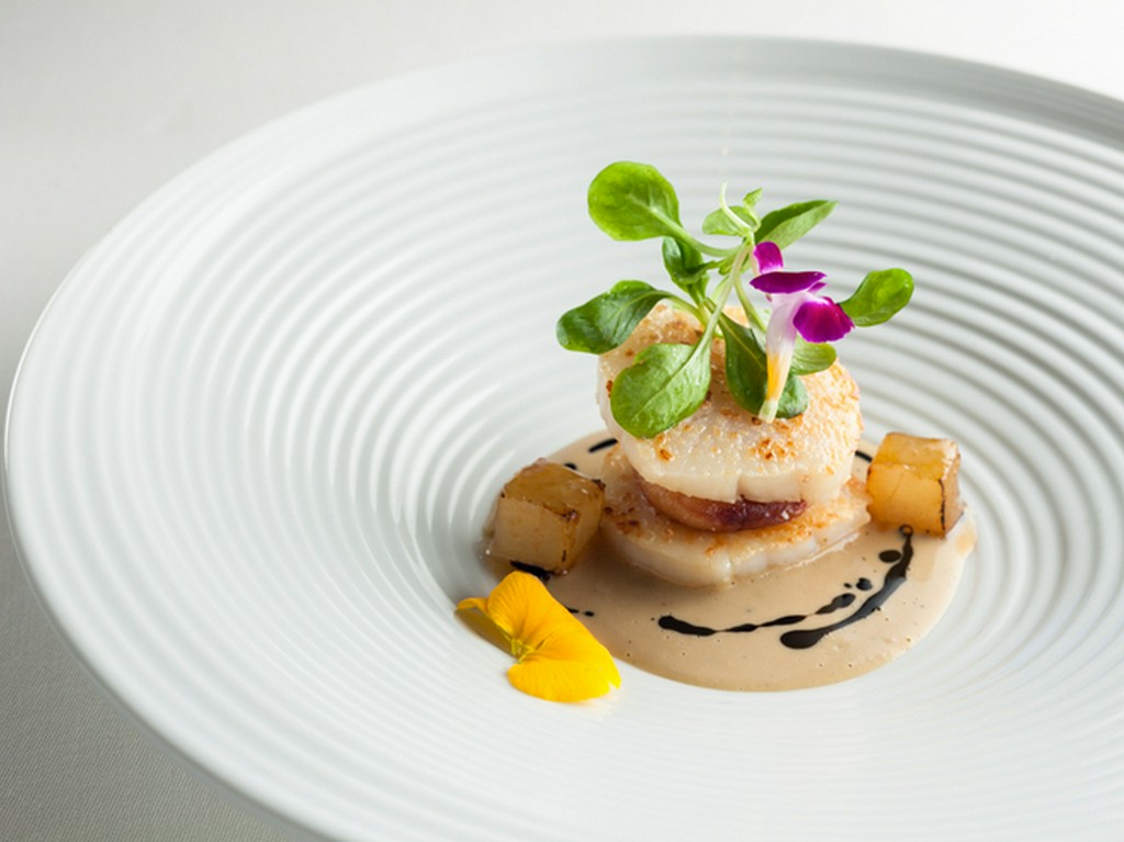 複雑な味のマリアージュ『帆立貝のアサードとコラーゲン　フォアグラのソース　ナシのキャラメリゼ』