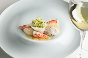 海と山の逸品が見事に調和する『毛ガニとコールラビのラグー ハニートリュフ』