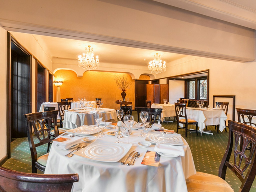 歴史ある建物をぐるりと巡る館内案内サービスも