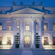 西麻布の路地裏、閑静な住宅街に忽然と現れるのが、英国のジョージアン様式の邸宅。隠れ家と呼ぶにはあまりに贅沢なつくりですが、店内へ足を踏み入れればそこは非日常の世界。ゲストを異空間へと誘います。