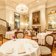 シャンデリアが煌めく、吹き抜けになった開放感のある空間は、まるで貴族の邸宅のような贅沢なつくり。オーナーがフランスで買い付けてきた絵画などの調度品も雰囲気を盛り上げてくれます。