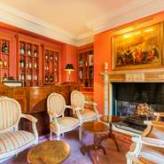 エントランスを抜け、まず通されるウェイティングバーからして、日常とはかけ離れた異空間。待ち合わせなどのわずかな時間もここでは上質なひとときとなります。