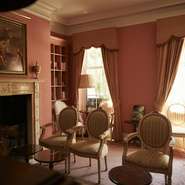 エントランスを抜け、まず通されるウェイティングバーからして、日常とはかけ離れた異空間。待ち合わせなどのわずかな時間もここでは上質なひとときとなります。