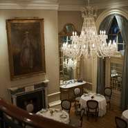 エントランスの扉を開けると、目の前には燦然ときらめくシャンデリア。ゆるやかな螺旋階段に誘われ、優雅に時が流れる華やかなメインダイニングへ。