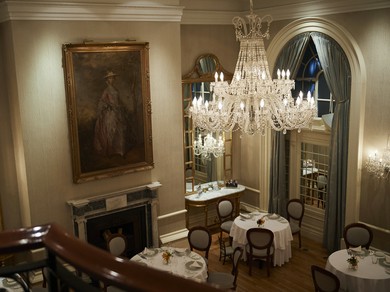 貴族の邸宅を彷彿とさせる非日常空間が広がります。