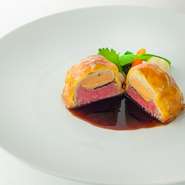 表面だけ軽く焼きうまみを閉じこめた牛フィレ肉に鴨のフォアグラを重ね、パイ包みに。パイの下には牛レバーのペーストを塗ったキャベツが挟まれており、ソース・ペリグーとの抜群の相性を発揮します。