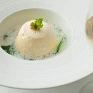 カエルを使った本店のスペシャリテのひとつで、カエルのほぐし身を白身魚のムースで包んだひと皿。カエルと魚のダシから作るクリームのソースは、本店よりもややあっさりと仕上げています。