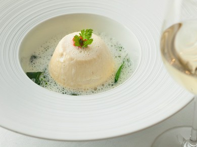 本店のスペシャリテのひとつ『グルヌイユのムースリーヌ‘ポールエーベルラン’』