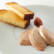 鴨よりも味わいが濃厚で、しっとりと滑らかな食感のガチョウのフォアグラを使用。本店から送られる門外不出のスパイスで味付けするほか、ゲストの目の前で陶器の壷からサーブするスタイルも本店同様のスタイル。