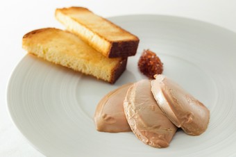 濃密なコクと旨み、滑らかな食感に衝撃が走る『鵞鳥のフォアグラのテリーヌ　オーベルジュ ド リル風』