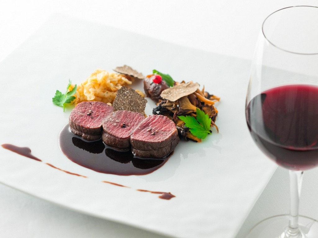 『蝦夷鹿背肉のポワレ　季節の果実のコンポートとスペッツレ』