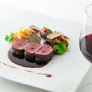 蝦夷鹿をシンプルにポワレにしたひと皿で、鹿の骨から取ったフォンとスパイスが織りなす、複雑味のあるソースが秀逸。付け合わせには、アルザス地方のパスタ、スペッツレが添えられます。冬期のみ。