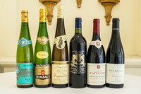 ひらまつでは、フランス各地のシャトーやドメーヌを訪ね、長年にわたり築き上げた造り手との信頼関係のもと、ワインを直輸入。そのほとんどが、蔵出しのワインです。