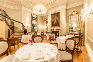 一瞬で日常を忘れさせる優美なメインダイニング。