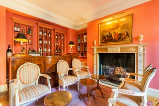 流しテーブルを配した晩餐会風のレイアウトも可能。