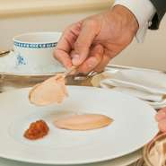 【オーベルジュ・ド・リル】のスペシャリテで、アルザスの本店から送られる門外不出のスパイスで味を重ねます。お客様の目の前で、陶器の器からサーブするスタイルも本店譲りのサービスです。