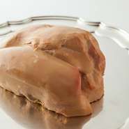 フォアグラというと鴨が一般的ですが、『鵞鳥のフォアグラのテリーヌ オーベルジュ ド リル風』にだけはガチョウのフォアグラを使います。ガチョウならではしっとりと滑らかで、濃厚な味わいをお楽しみください。