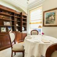 全4室がある個室は、2名から15名まで幅広い人数に対応しており、特にビジネスシーンや慶事などで利用されるお客様も多くいらっしゃいます。もちろん、2名様でのご利用も可能なので、デートにもお使いいただけます。