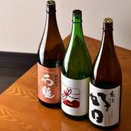 店主が厳選する日本酒は、『いづみ橋』『鯉川』『石鎚』などの定番8種に加え、季節のお酒も8種ほど用意。コシがあり、米の旨みが感じられる日本酒は、こだわりの料理をしっかりと受け止めてくれます。