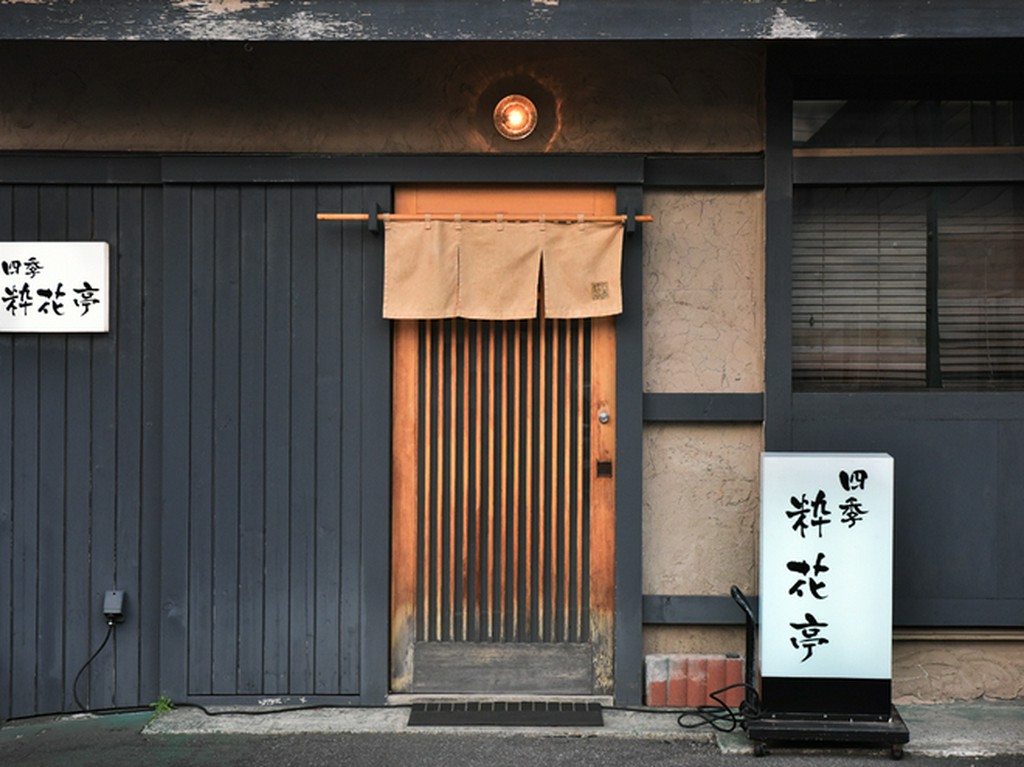 隠れた名店を予感させる、住宅街にある静かなロケーション