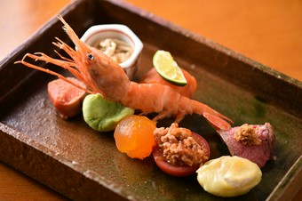 酒肴と呼ぶに相応しき手の込んだ前菜を味わえる『本日の前菜盛り合わせ』