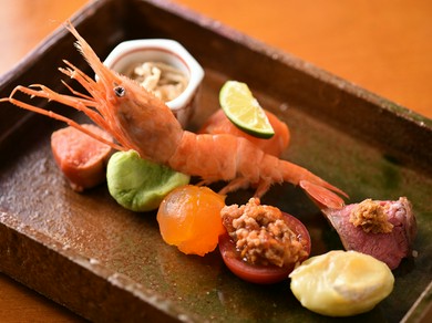 酒肴と呼ぶに相応しき手の込んだ前菜を味わえる『本日の前菜盛り合わせ』