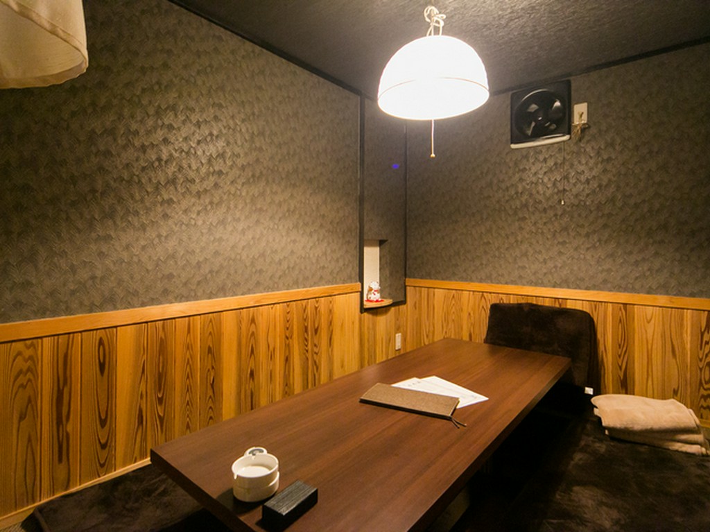 アットホームな雰囲気の漂う店内、木のぬくもりに心がなごみます