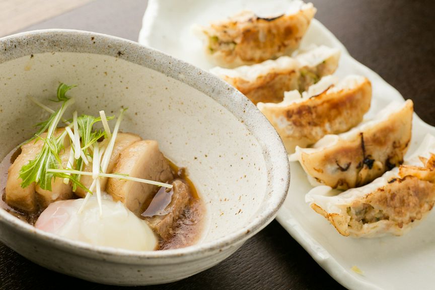 餃子とや豚の角煮で「米の娘豚」のおいしさを満喫