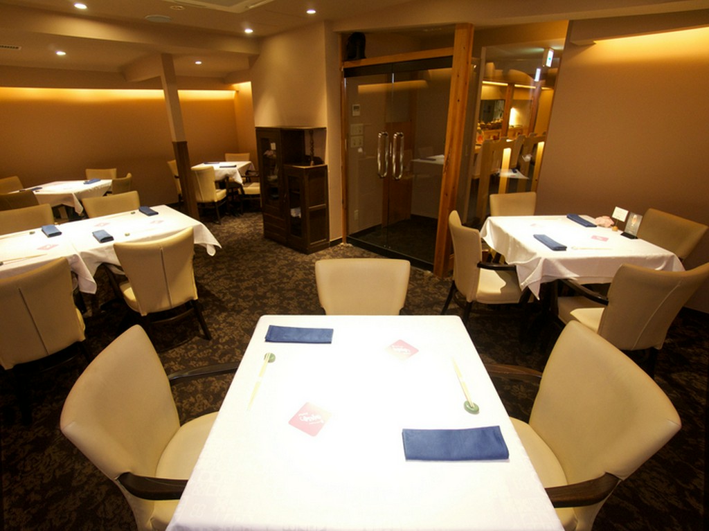 ラグジュアリーな雰囲気の店内はレイアウト変更可能