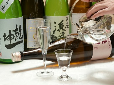 全国の酒処から地酒や焼酎など種類豊富に用意されています