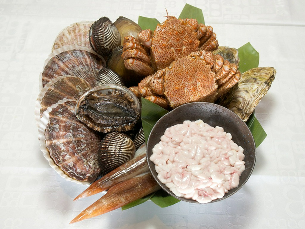 全国津々浦々から取り寄せている「本日仕入れの食材（新鮮魚介）」