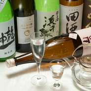 宮城県の地酒を中心に東北六県の地酒を常時20種類ほど用意されていて、「ワイン」や「シャンパン」もあります。店内に流れるJAZZを聴きながら、ほろ酔い気分に。