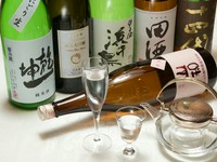 宮城県の地酒を中心に東北六県の地酒を常時20種類ほど用意されていて、「ワイン」や「シャンパン」もあります。店内に流れるJAZZを聴きながら、ほろ酔い気分に。