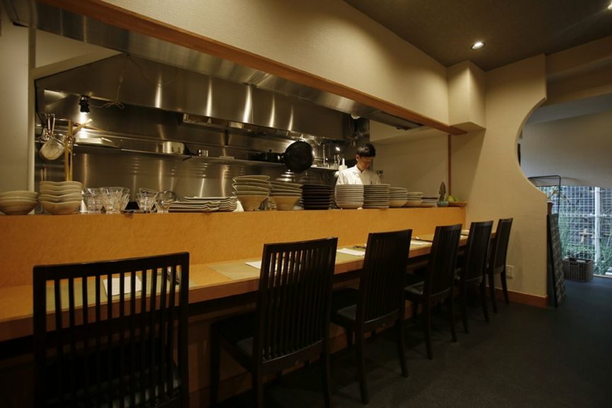 お客様の声が届くように中華では珍しいカウンターを設置