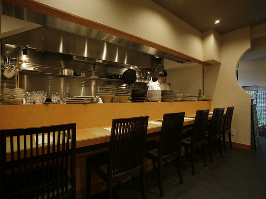 お客様の声が届くように中華では珍しいカウンターを設置