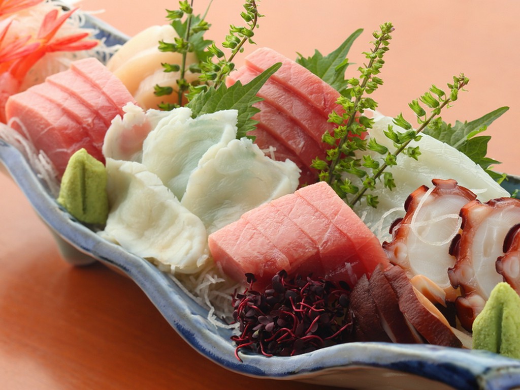 築地で仕入れた旬の『刺身の盛り合せ』