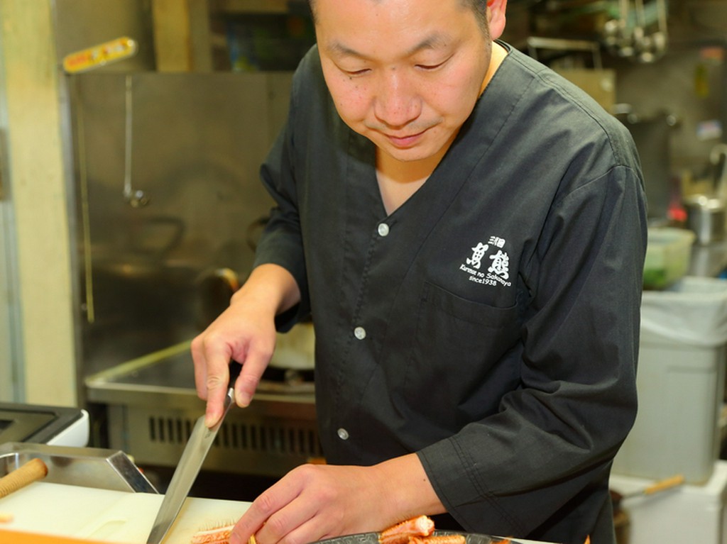 お店の外までお見送りし、お客様へ感謝を伝える