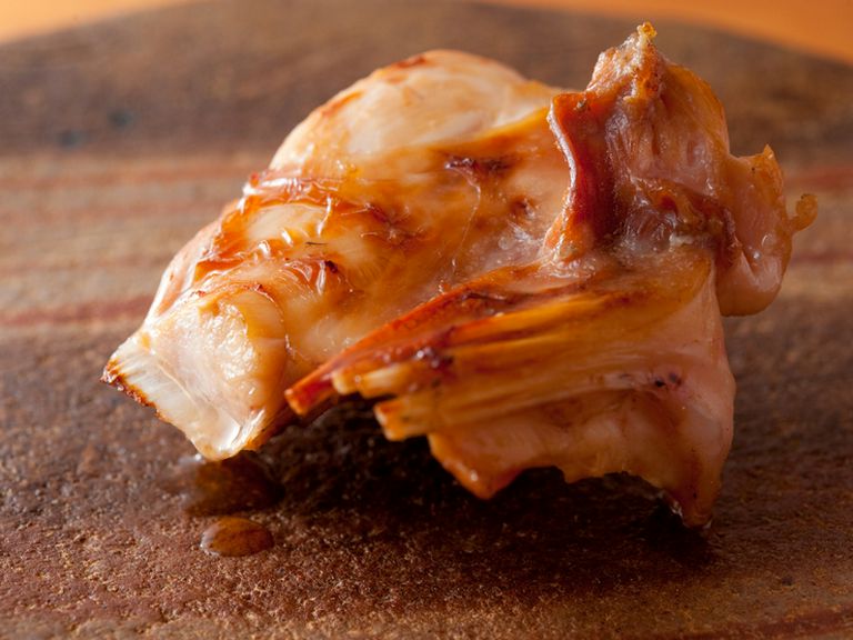 タレを塗り、炭火でじっくり火を通した『焼きフグ』