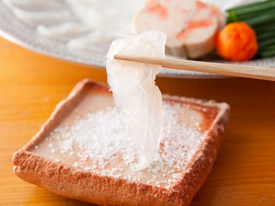 塩でいただく、天然トラフグの『フグ刺し』