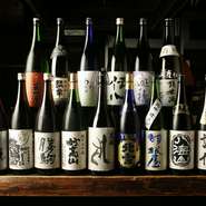 新酒、しぼりたて、季節限定酒など、蔵元直送にもこだわり、常時70種類以上と豊富な品揃えの日本酒。お店自慢の「錫の酒器」で提供される地酒は、旨さがより一層引き立ちます！