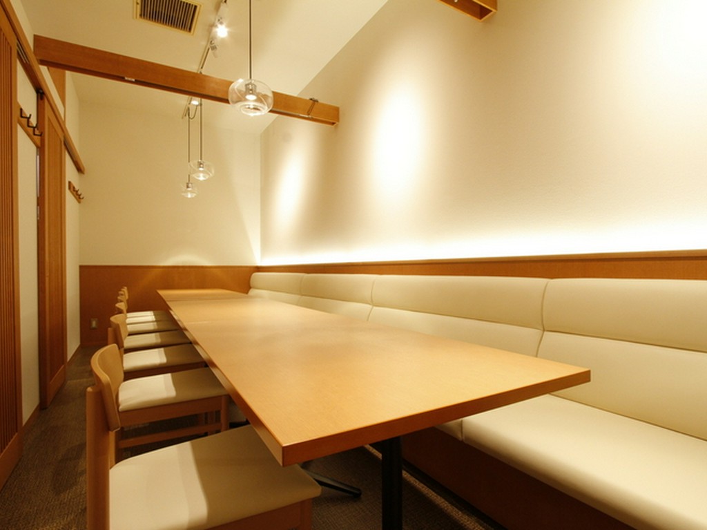 少人数から最大18名まで、人数に合わせて柔軟に対応できる個室