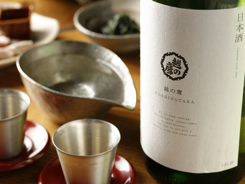 日本酒好きが集う女子会には、利き酒師によるお酒のセレクト